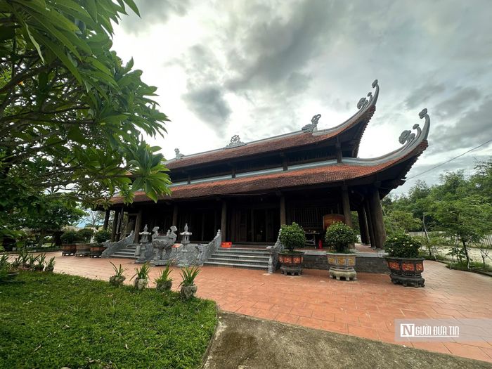 Tương truyền, tên gọi Côn Sơn được Nguyễn Trãi đặt để gợi nhớ đến quê hương của ông. Trong những năm tháng nghĩa quân Lam Sơn chiến đấu chống quân Minh, khu vực này được xem là nơi cất giấu lương thực, của cải và vũ khí để phục vụ cuộc kháng chiến. Sau này, khi đất nước thái bình, Nguyễn Trãi được cho là đã xây dựng chùa Côn Sơn như một cách đáp lại tấm lòng của người dân địa phương, những người cưu mang, che chở và giúp đỡ nghĩa quân trong những năm tháng gian khổ.