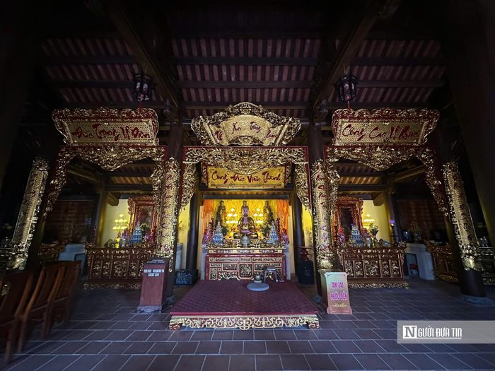 Hiện, chùa còn lưu giữ 8 pho tượng cổ, gồm 6 pho tượng Phật, tượng danh nhân Nguyễn Trãi và tượng bà Nguyễn Thị Lộ được đặt tại hạ điện. Tượng Phật mặc áo cà sa, ngồi thiền xếp bằng trên đài sen, khuôn mặt đầy đặn, cân đối, hài hòa được sơn son, thếp vàng đã xỉn màu có giá trị về nghệ thuật và cổ vật, toát lên vẻ từ bi, phổ độ.