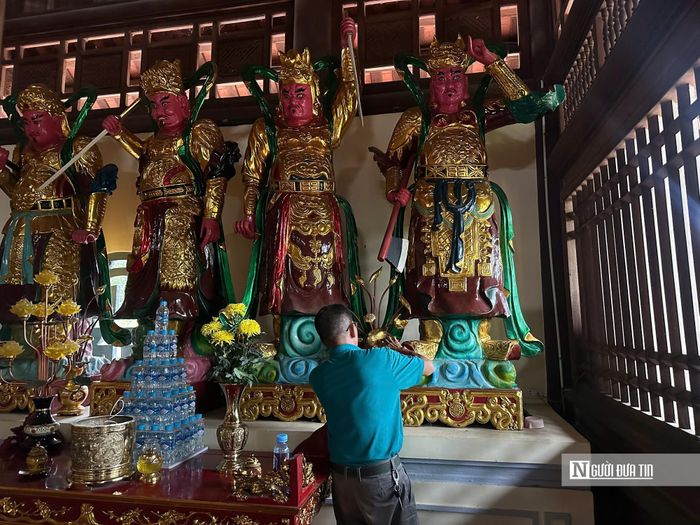 Ông Nguyễn Doãn Sơn, phật tử tại chùa cho biết, ban đầu, chùa Côn Sơn là nơi thờ Phật. Sau khi Nguyễn Trãi qua đời, để tưởng nhớ những đóng góp của ông đối với dân, với nước, người dân đã tạc tượng ông cùng phu nhân Nguyễn Thị Lộ để thờ tại chùa bên cạnh các pho tượng Phật.