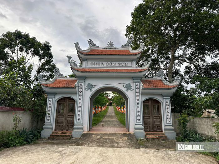 Chùa Côn Sơn nằm tại xã Sơn Tiến, tỉnh Hà Tĩnh, dưới chân núi Thiên Nhẫn. Từ đây, chỉ khoảng 2 km là đến ngọn Hoàng Tâm, khu vực được xác định là địa điểm chính của thành Lục Niên, một trong những căn cứ quan trọng của nghĩa quân Lam Sơn trong cuộc kháng chiến chống quân Minh xưa.