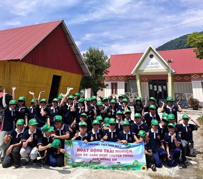 Một số tour du lịch bắt đầu đưa khách tới trải nghiệm ở Vĩnh An. Ảnh: Đinh Ri
