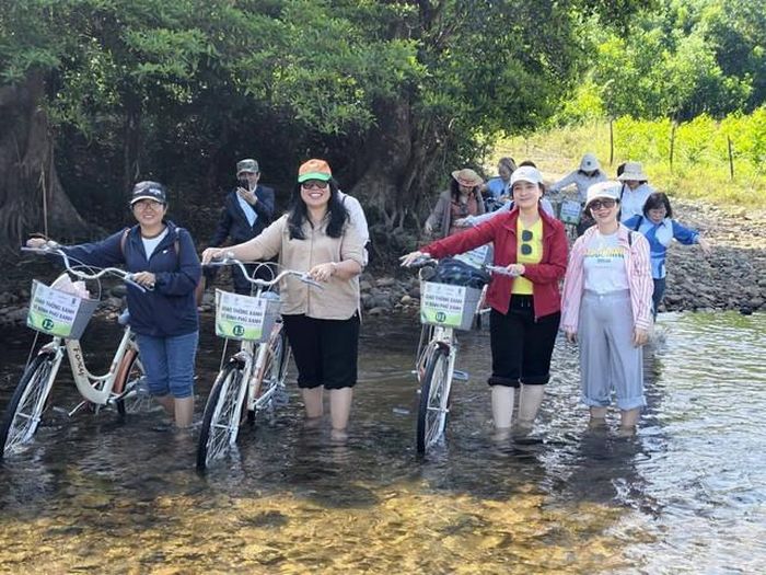 Du khách thích thú khi trải nghiệm khám phá Vĩnh An bằng xe đạp. Ảnh: Đinh Ri