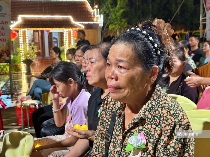 Bà Đinh Hồng Nhung (57 tuổi, phường Lâm Sơn, tỉnh Phú Thọ) xúc động khi nhớ về những ngày còn cha còn mẹ. 