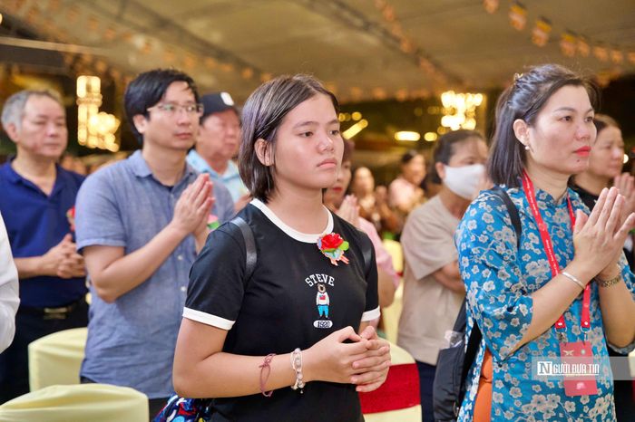 Người dân từ các nơi có mặt tại chùa từ rất sớm dự lễ Vu Lan.