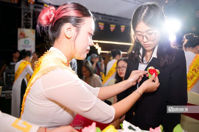 Một bông hồng đỏ trên ngực áo là niềm hạnh phúc của người còn cha và mẹ.