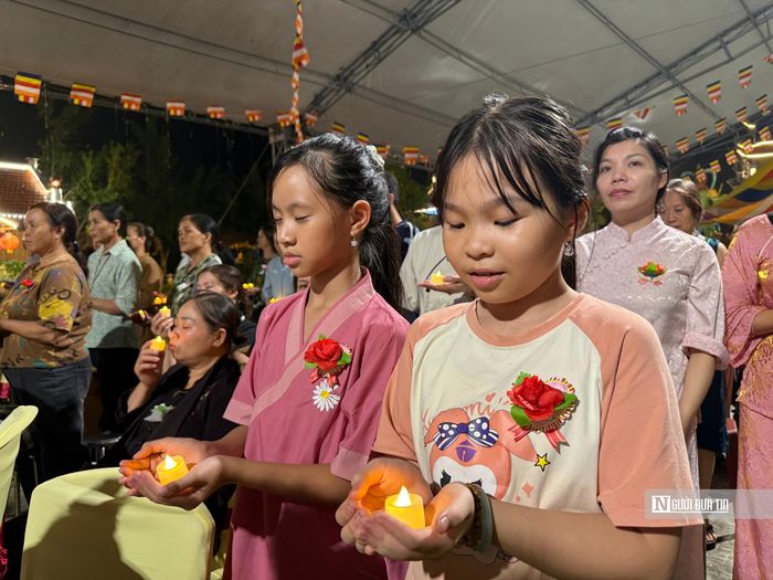 Nhiều em nhỏ cũng được bố mẹ cho đi tham dự lễ Vu Lan. 