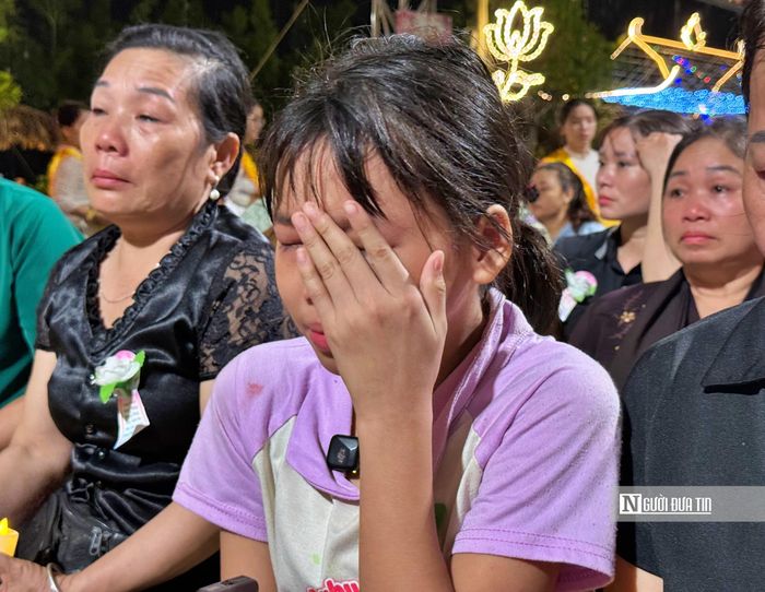 Em Linh nức nở khi nhớ về mẹ.