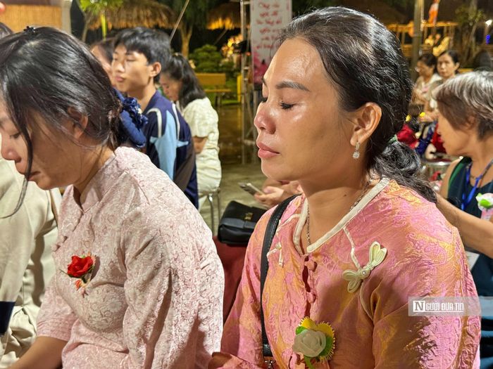Chị Hường cũng không giấu nổi cảm xúc xúc động khi nhớ về cha mẹ.