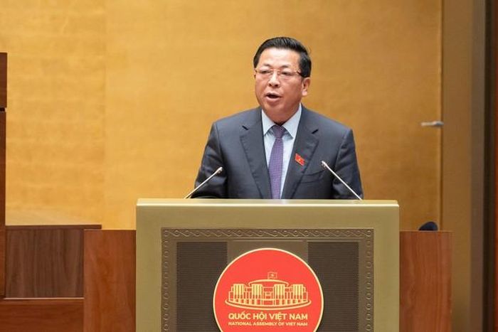 Bộ trưởng Bộ Xây dựng Trần Hồng Minh trình bày báo cáo tiếp thu, giải trình (Ảnh: Media Quốc hội).