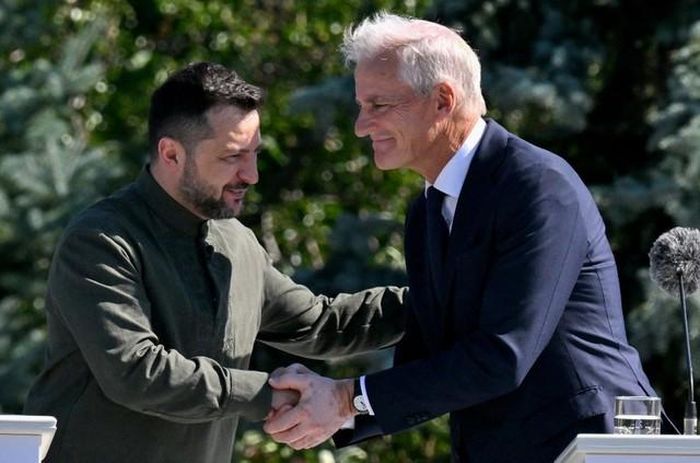 Tổng thống Volodymyr Zelensky (trái) và Thủ tướng Na Uy Jonas Gahr Store bắt tay nhau trong buổi lễ kỷ niệm Ngày Quốc kỳ Ukraine tại Kyiv hôm 23/8/2026. (Ảnh: Sergei SUPINSKY /AFP qua Kyivpost)