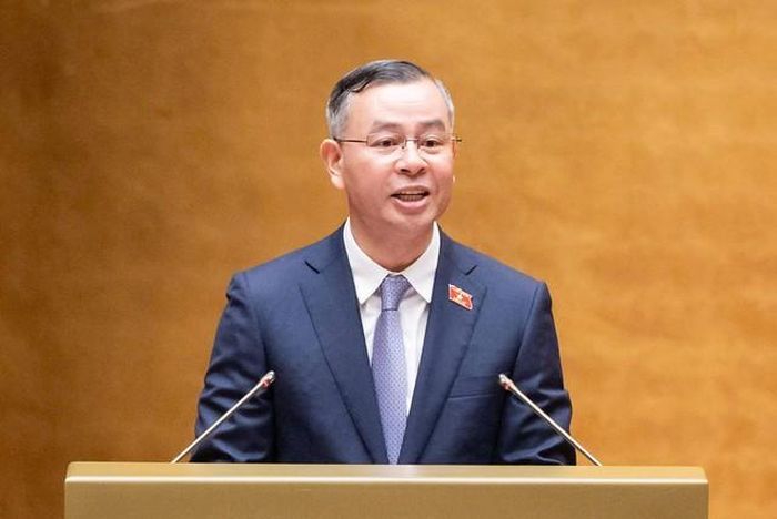 Bộ trưởng Bộ Tài chính Ngô Văn Tuấn trình bày báo cáo tiếp thu, giải trình (Ảnh: Media Quốc hội).