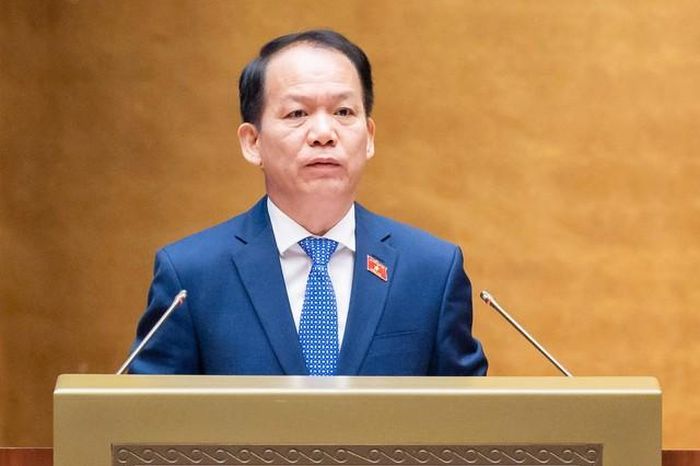 Bộ trưởng Bộ Tư pháp Hoàng Thanh Tùng trình bày báo cáo giải trình, tiếp thu (Ảnh: Media Quốc hội).