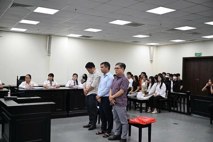 Các bị cáo tại phiên tòa (Ảnh: Hùng Hải).