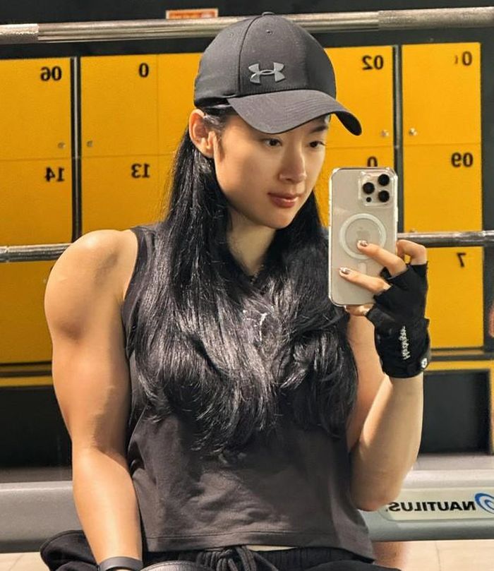 Nữ diễn viên nhiều lần khoe vóc dáng khỏe khoắn, cơ bụng rõ nét, khác hẳn vẻ mềm mại, gợi cảm từng là dấu ấn của cô trong nhiều năm hoạt động nghệ thuật. Ảnh: FBNV.