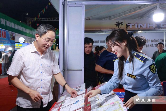 Nhà xuất bản Giáo dục Việt Nam phối hợp với Chi cục trưng bày sách giáo khoa thật - giả. Ảnh Diệu Linh.