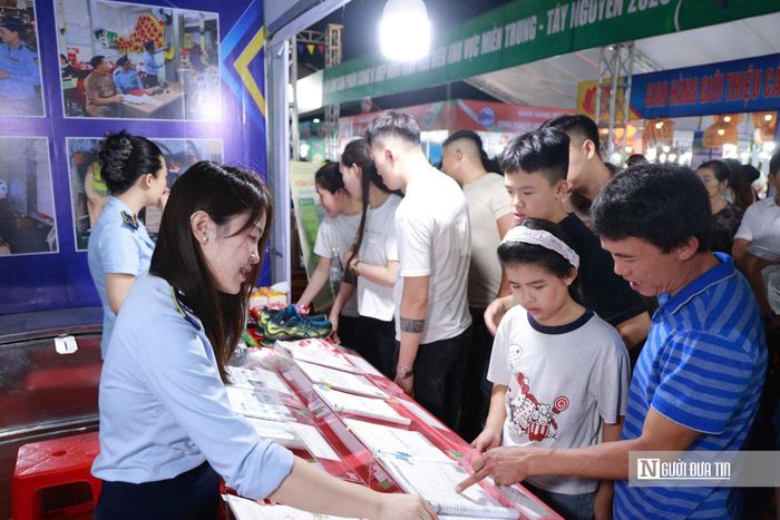Thông qua các hình thức trực quan sản phẩm “hàng thật” và “hàng giả”, người dân sẽ nâng cao ý thức trong lựa chọn, mua sắm hàng hóa.