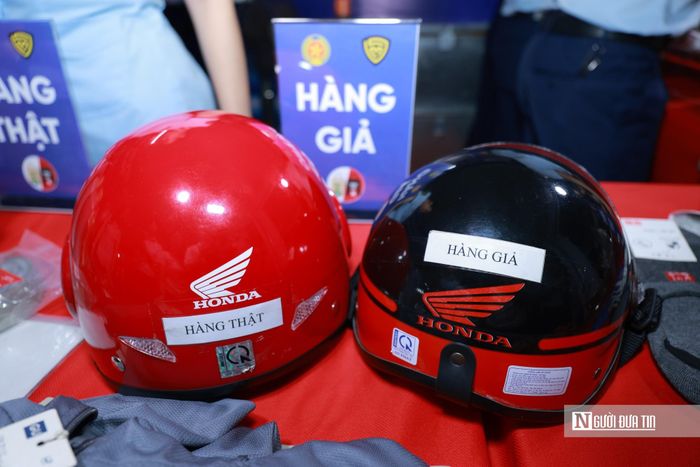 Mũ bảo hiểm thật có vỏ nhựa dày cứng, lớp xốp EPS nguyên sinh hấp thụ lực tốt, tem hợp quy CR sắc nét và quai đeo chắc chắn; trong khi mũ giả có vỏ mỏng dễ vỡ, xốp mềm kém chất lượng, tem mờ hoặc không có.