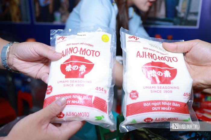 Cách nhanh nhất để phân biệt mì chính (bột ngọt) thật và giả là quan sát kỹ bao bì, mép hàn, hình dạng hạt.