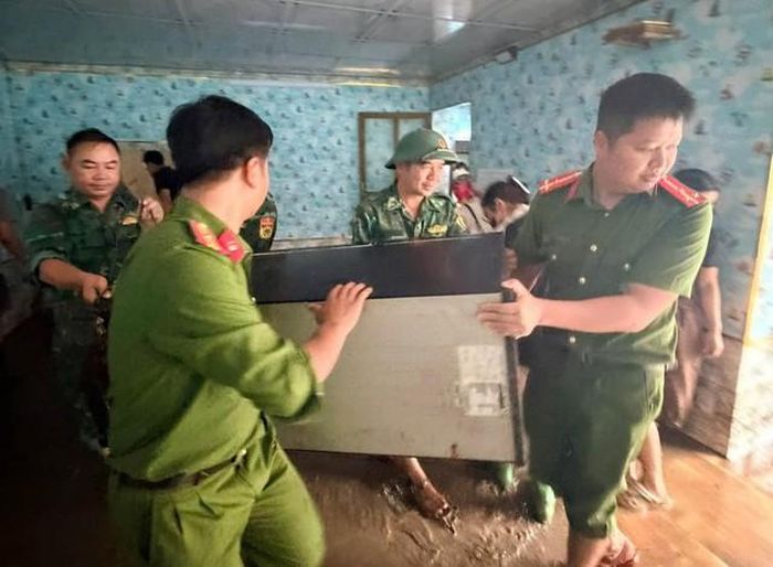 Lực lượng chức năng sơ tán tài sản hộ dân đến nơi an toàn (Ảnh: CTV)