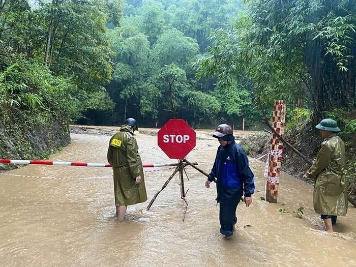 Nhiều địa bàn xã biên giới đang bị chia cắt vì mưa lũ. (Ảnh: CTV)