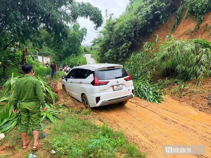 Giao thông chia cắt, một số khu vực bị cô lập.