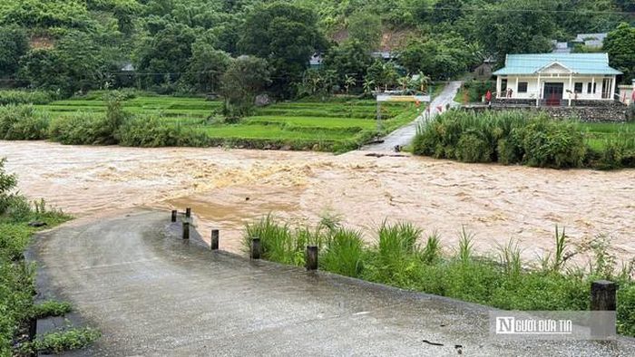 Nước lũ gây chia cắt giao thông tại xã Mường Chanh.