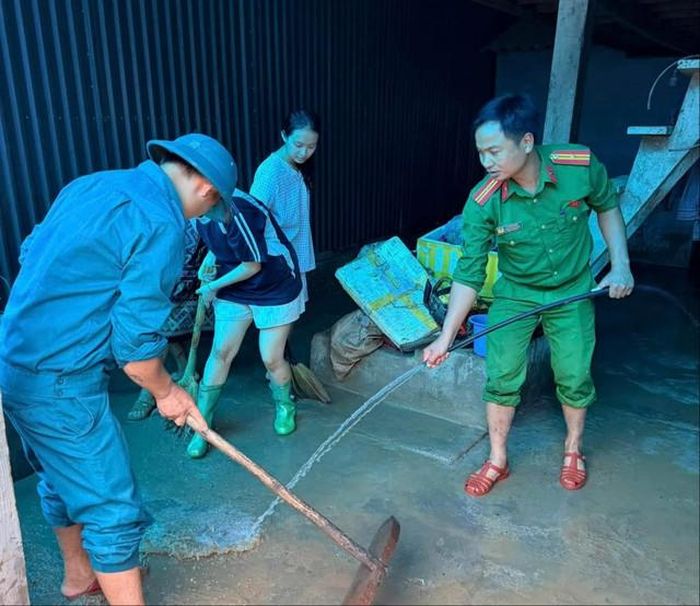 Công an xã Mường Chanh giúp dân khắc phục hậu quả mưa lũ (Ảnh: CTV)