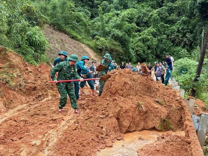 Lực lượng biên phòng Trung Lý giải phóng điểm sạt lở trên quốc lộ 15C (Ảnh: CTV)