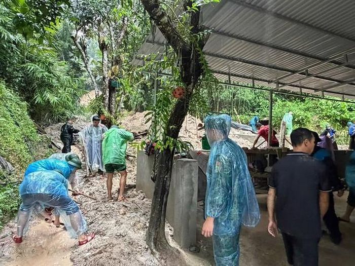 Chính quyền địa phương và lực lượng chức năng xã Tam Thanh hỗ trợ nhân dân khắc phục mưa bão (Ảnh CTV).