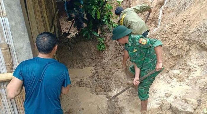 Chính quyền huy động lực lượng di dời khẩn cấp 10 hộ/76 nhân khẩu đến nơi an toàn sau khi mưa lớn, kéo dài (Ảnh: Tam Chung).