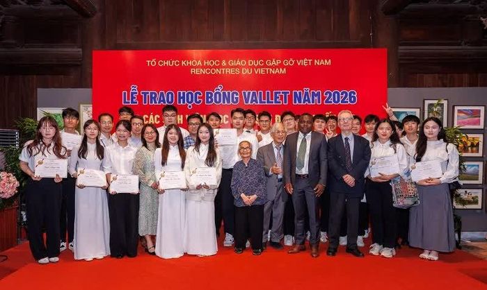 Ông Denis Fourmeau – Tùy viên Hợp tác Khoa học và Giáo dục đại học, Đại sứ quán Pháp tại Việt Nam cùng TS Espéran Padonou – Phó Chủ tịch kiêm Giám đốc Quỹ Vallet và GS Trần Thanh Vân, GS Lê Kim Ngọc chúc mừng các bạn trẻ.