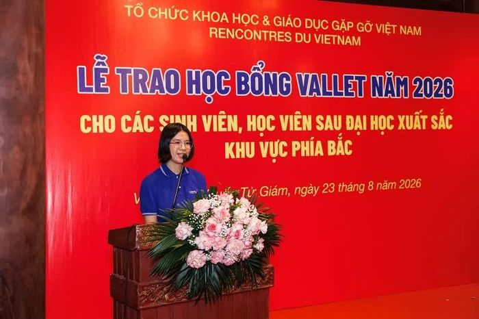 Đại diện sinh viên, học viên nhận Học bổng Vallet phát biểu cảm tưởng tại buổi lễ.