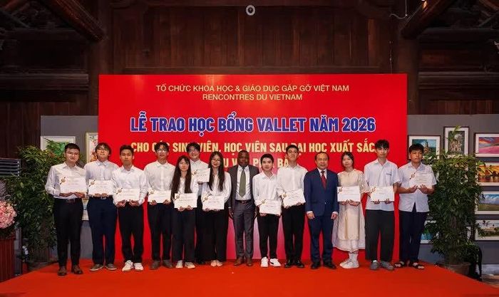 Bộ trưởng Bộ Khoa học và Công nghệ Vũ Hải Quân và TS Espéran Padonou – Phó Chủ tịch kiêm Giám đốc Quỹ Vallet trao học bổng.
