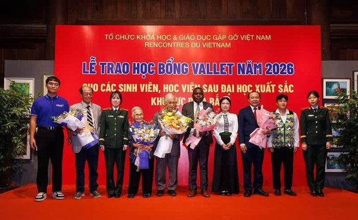 Sinh viên, học viên tặng hoa tri ân các đại biểu và Quỹ Học bổng Vallet vì những đóng góp bền bỉ trong hành trình nâng đỡ tài năng trẻ Việt Nam.