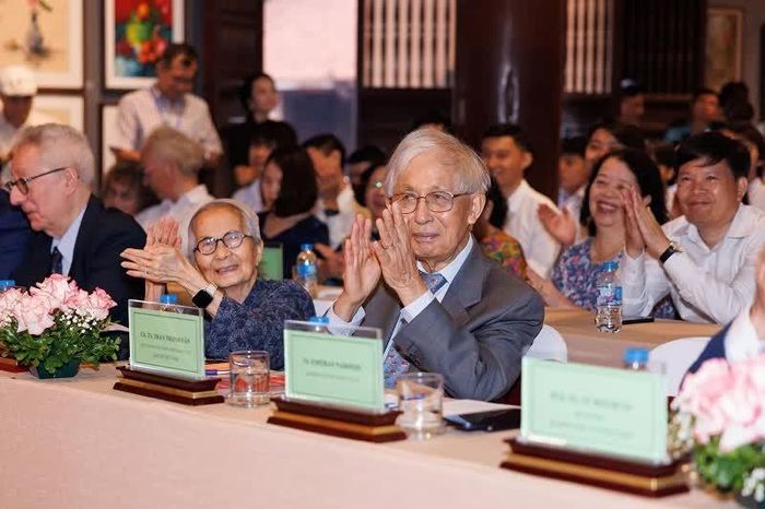Vợ chồng GS Trần Thanh Vân và GS Lê Kim Ngọc tại buổi lễ. 
