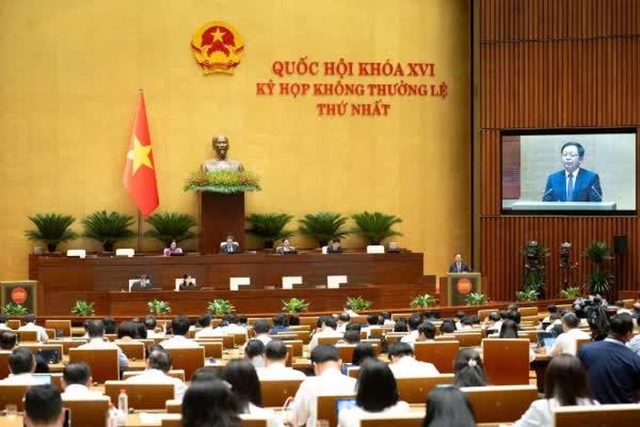 Phó Thủ tướng Hồ Quốc Dũng báo cáo giải trình, tiếp thu, chỉnh lý dự thảo Luật.