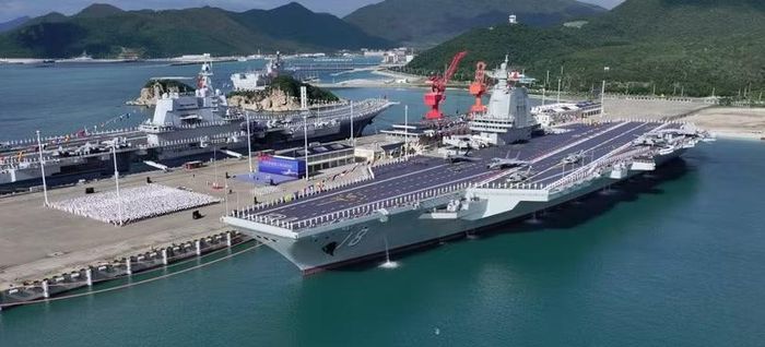 Tàu Phúc Kiến (phải) và Sơn Đông (trái) tại cầu tàu. Ảnh: TWZ.