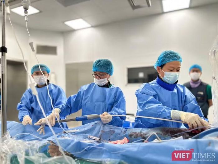 Ekip bác sĩ chạy đua với thời gian để cứu bệnh nhân