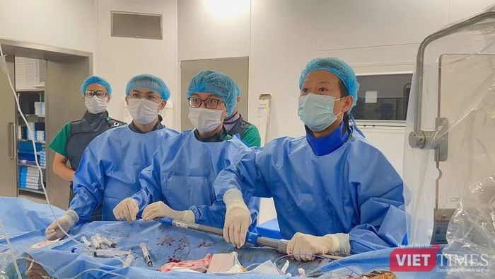 Các bác sĩ tiến hành ca can thiệp đầy thách thức. Ảnh: Đỗ Hằng