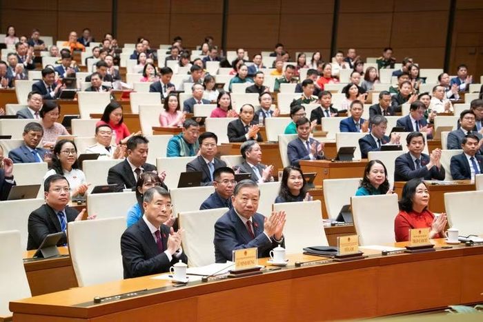 Lãnh đạo Đảng, Nhà nước, Mặt trận Tổ quốc Việt Nam cùng các đại biểu Quốc hội tham dự Phiên bế mạc Kỳ họp không thường lệ thứ Nhất, Quốc hội khóa XVI. Ảnh: Quốc hội.