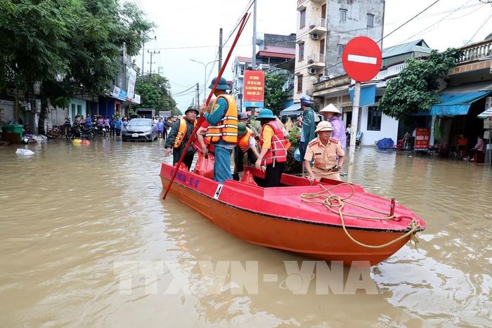 Lực lượng chức năng xã Thất Khê, tỉnh Lạng Sơn thường trực tại các điểm ngập sâu trên Quốc lộ 4A để hỗ trợ nhân dân. Ảnh: Văn Đạt - TTXVN