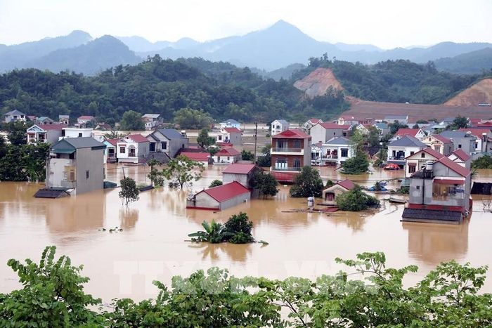 Quang cảnh một khu dân cư tại xã Tràng Định, tỉnh Lạng Sơn bị nước lũ bủa vây. Ảnh: Văn Đạt - TTXVN