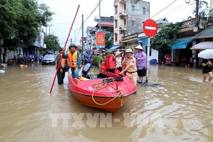 Lực lượng chức năng xã Thất Khê, tỉnh Lạng Sơn thường trực tại các điểm ngập sâu trên Quốc lộ 4A để hỗ trợ nhân dân. Ảnh: Văn Đạt - TTXVN