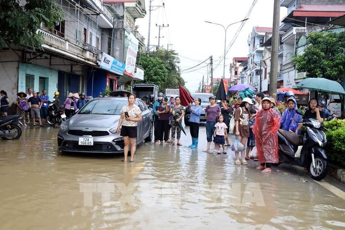 Các phương tiện giao thông không thể di chuyển qua đoạn đường bị ngập dài hơn 3 km trên Quốc lộ 4A, địa phận xã Thất Khê, tỉnh Lạng Sơn. Ảnh: Văn Đạt - TTXVN