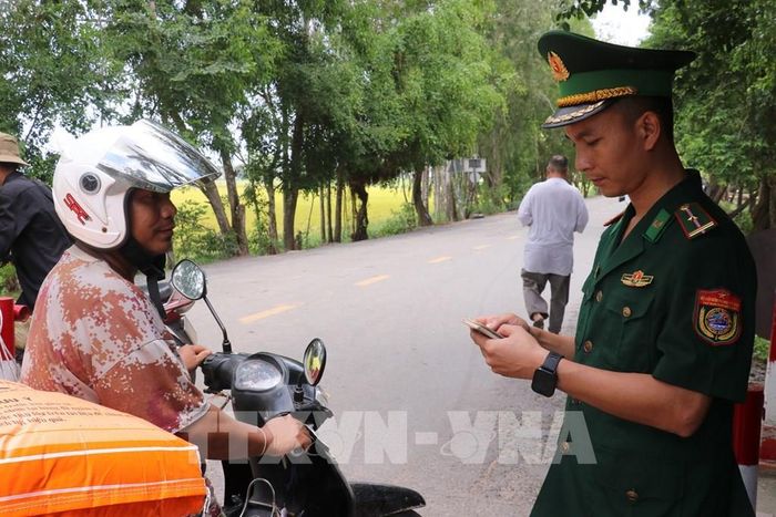 Cán bộ, chiến sĩ Bộ đội Biên phòng kiểm tra giấy tờ, kiểm soát chặt chẽ người và phương tiện qua lại cửa khẩu theo đúng quy định. Ảnh: Bùi Giang - TTXVN