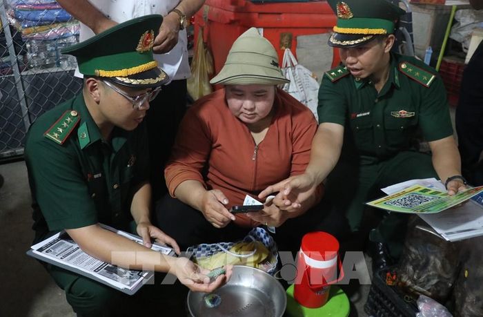 Cán bộ, chiến sĩ Bộ đội Biên phòng vận động người dân nâng cao cảnh giác, kịp thời thông tin cho lực lượng chức năng khi phát hiện dấu hiệu bất thường trên địa bàn. Ảnh: Bùi Giang - TTXVN