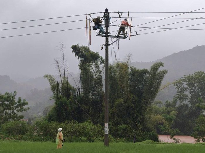 Điện lực Văn Quan (Công ty Điện lực Lạng Sơn) thực hiện thao tác đảm bảo vận hành lưới điện do ảnh hưởng bão số 4. Ảnh: EVNNPC 