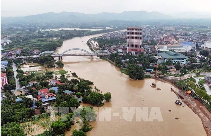 Mực nước sông Cầu lúc 9h sáng 24/8/2026 tại Trạm Gia Bảy là 26,42m, vượt báo động II 0,42m và tiếp tục lên chậm. Ảnh: Trần Trang - TTXVN