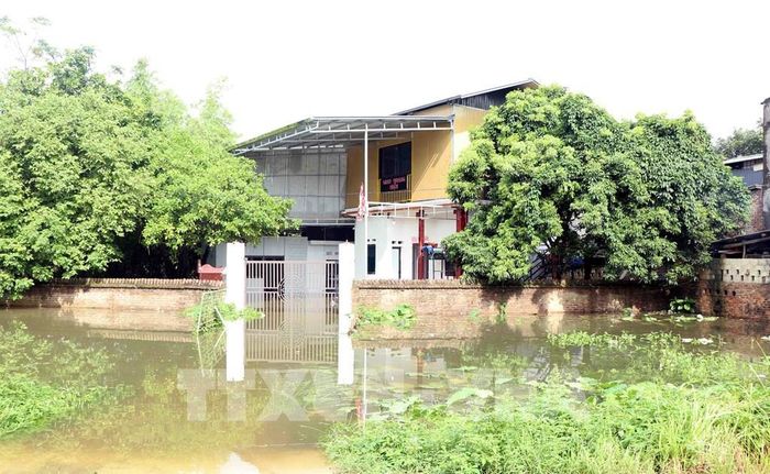 Nhiều nhà dân bị ngập trong nước do mưa lớn trong nhiều ngày. Ảnh: Trần Trang - TTXVN