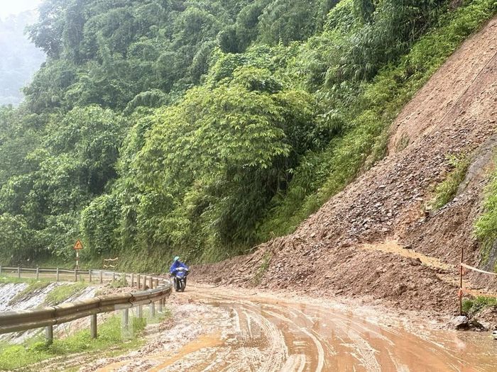 Mưa lớn gây sạt lở nhiều tuyến đường ở Thái Nguyên. Ảnh: Vũ Hoàng Giang - TTXVN